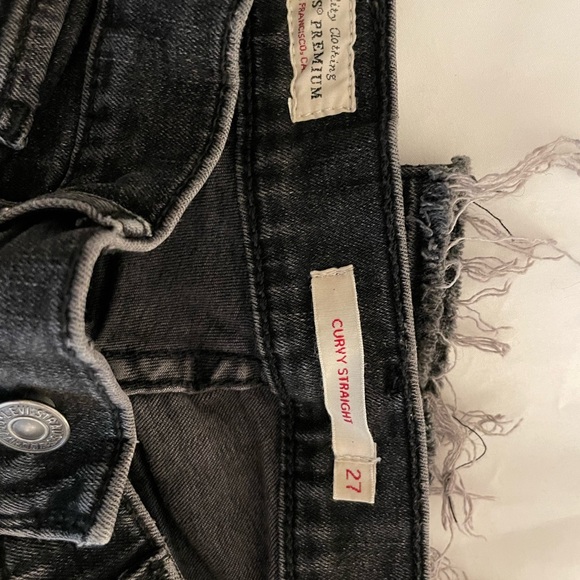 💕Host Pick 💕 Levis sculpt premium curvy straight cropped black jeans. - Picture 4 of 5